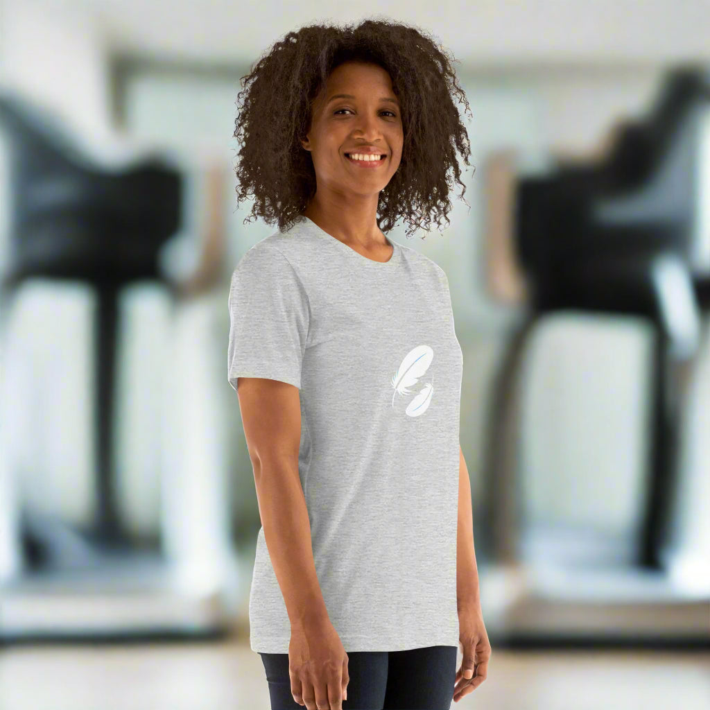 Woman wearing a gray t-shirt with a white logo